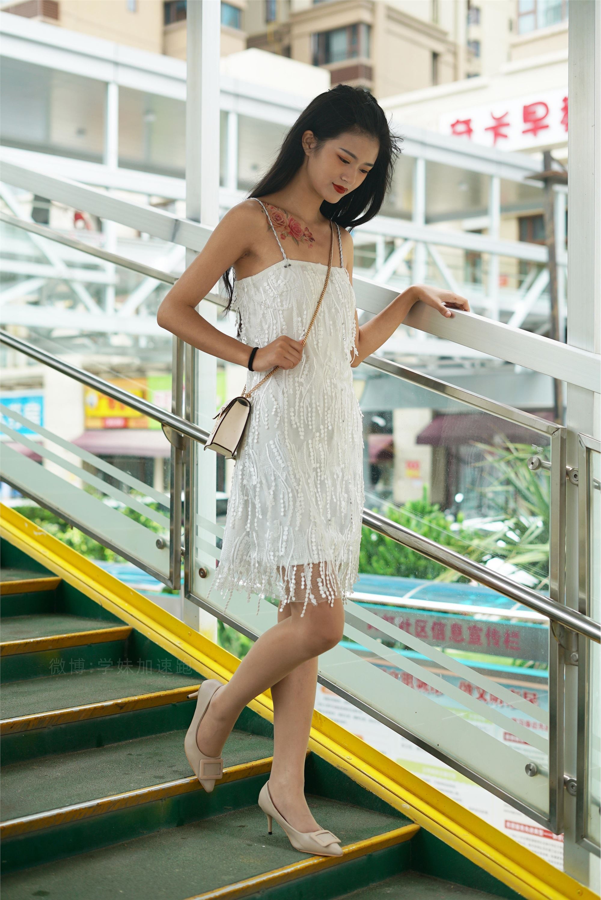 学妹加速跑 XM079《草地上的绿茶jio-鹿酱》